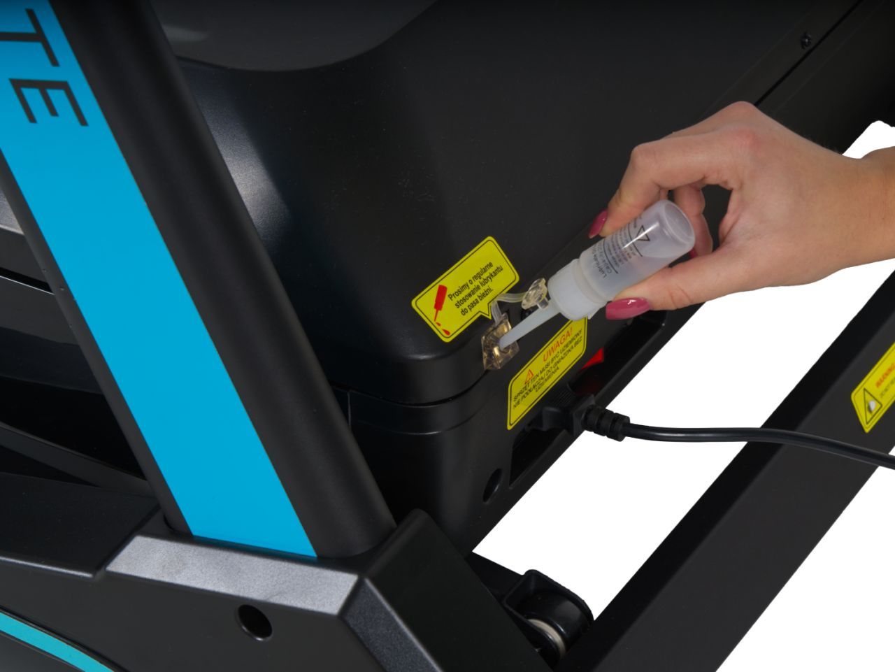 THUNDER - IGNITE - PRÉMIUM EDZŐTERMI FUTÓPAD 22 KM/H VÉGSEBESSÉGGEL, 15,6" TFT KIJELZŐVEL, 220 KG TESTSÚLYIG THUNDER - IGNITE - PRÉMIUM EDZŐTERMI FUTÓPAD 22 KM/H VÉGSEBESSÉGGEL, 15,6" TFT KIJELZŐVEL, 220 KG TESTSÚLYIG