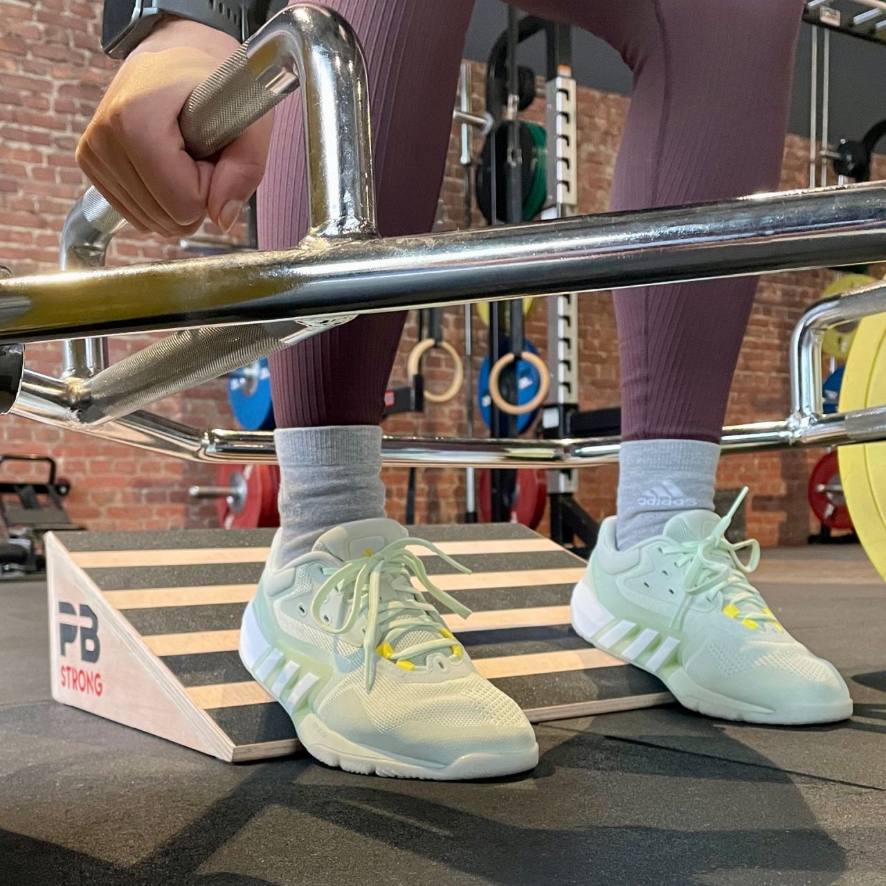 PERFORM BETTER - PB STRONG SQUAT BOARD - GUGGÓLÓ PADLÓ PERFORM BETTER - PB STRONG SQUAT BOARD - GUGGÓLÓ PADLÓ